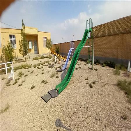 شاداب سازی محوطه کتابخانه با نصب وسایل بازی کودکان